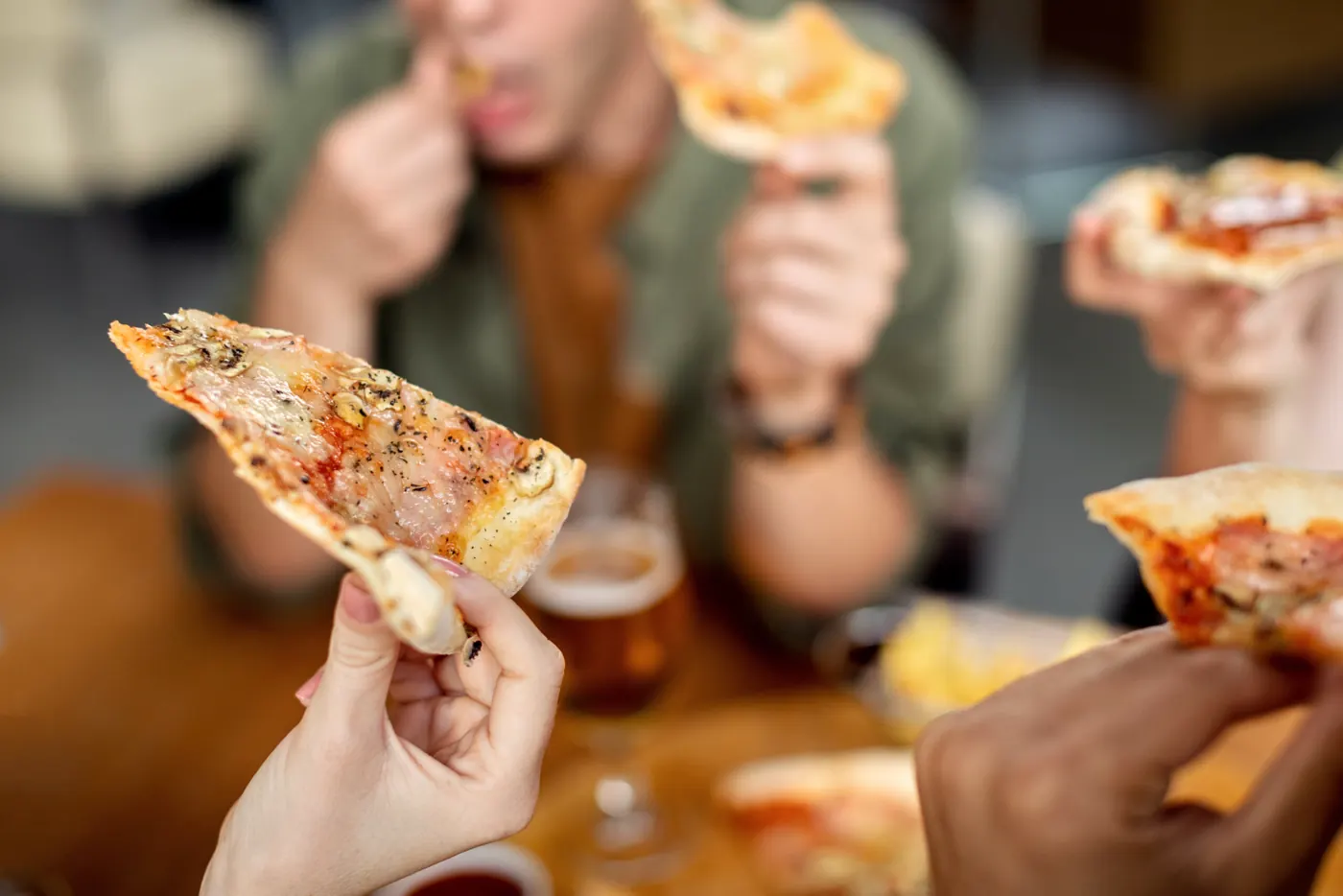 Amigos compartiendo pizza
